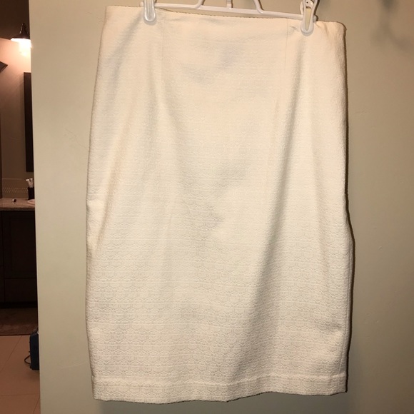 🎉HP 2/5🎉 White textured pencil skirt - Picture 4 of 7